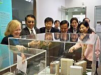 西安交通大學代表團參觀新書院模型。新書院籌劃處李美華女士（右一）、晨興書院賈南溪博士（左一）在場講解